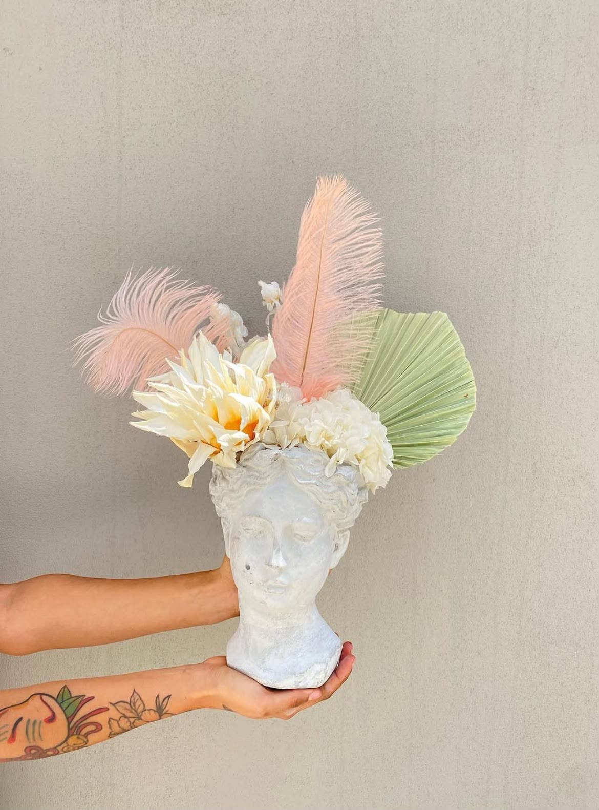 Busto con flores durazno y plumas