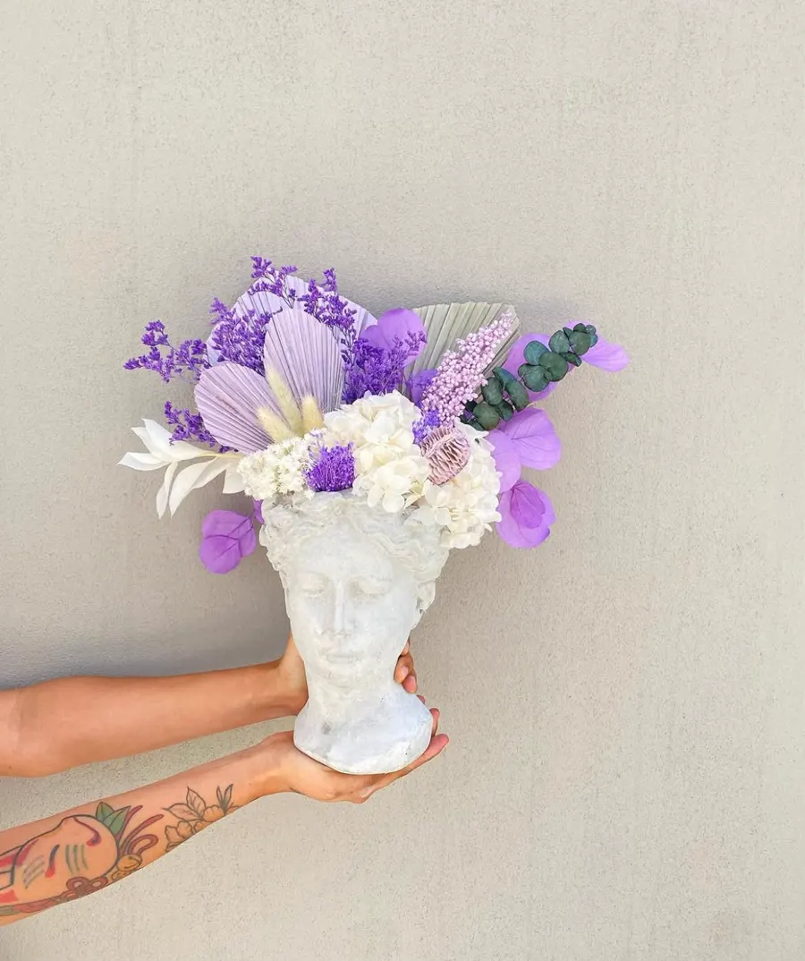 Busto clásico con flores lila, lavanda y eucalipto preservado
