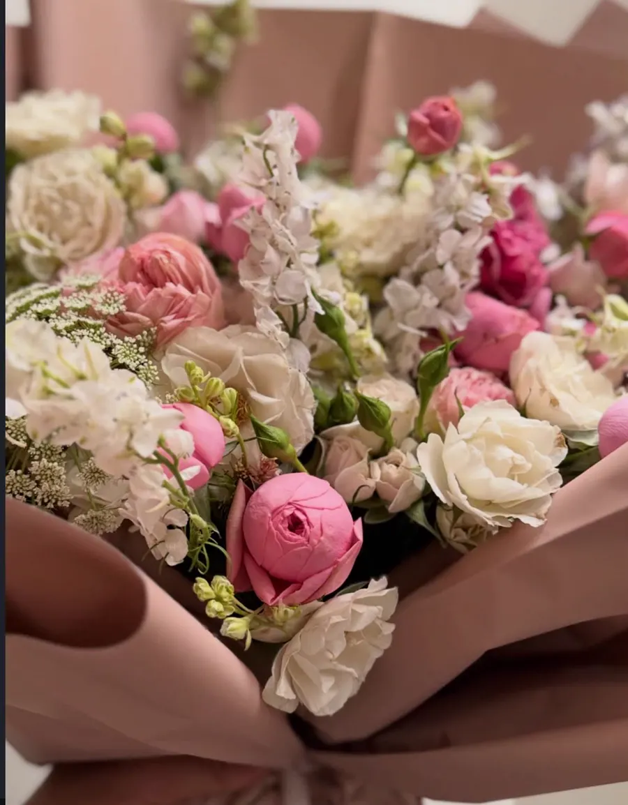Ramo fresco en papel crema con rosas durazno