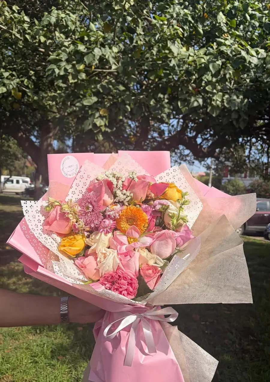 Ramo fresco rosa y crema en envoltura clásica
