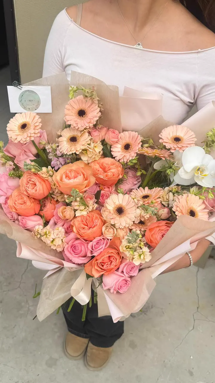 Ramo de peonías rosas y rosas jardín